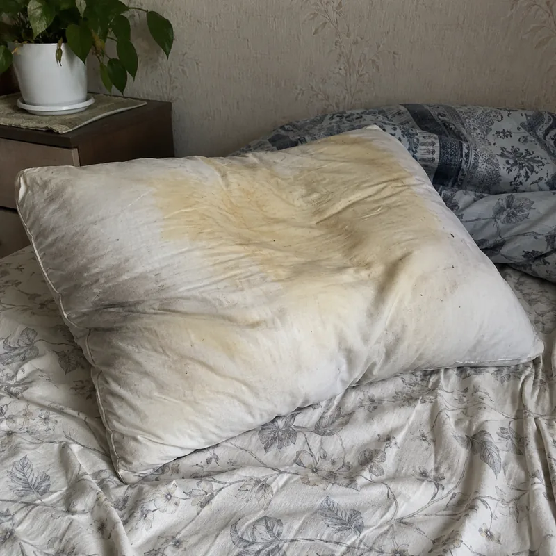 Белая подушка с жёлтыми пятнами пота - до уборки